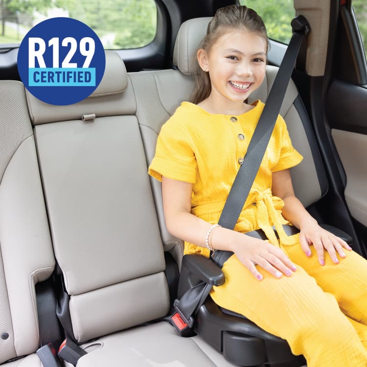 https://dd.gracobaby.eu/media/catalog/product/g/r/graco-booster-basic-r129-girl-sitting-in-seat-feat1_1.jpg