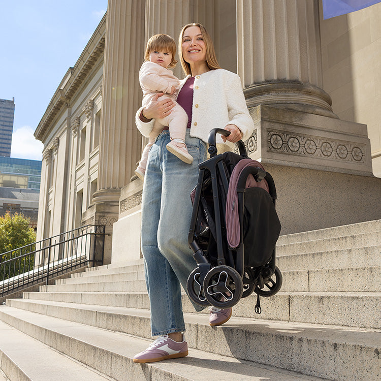 https://dd.gracobaby.eu/media/catalog/product/g/r/graco-myavo--mulberry-lightweight-stroller-mum-carrying-myavo-feature-2.jpg
