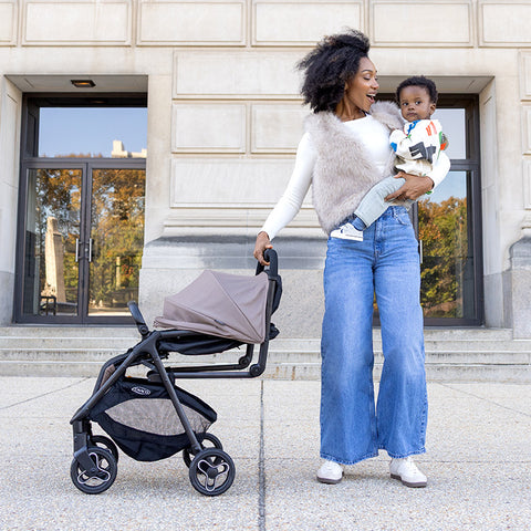 https://dd.gracobaby.eu/media/catalog/product/g/r/graco-myavo-fossil-autofold-stroller-mom-folding-stroller-feature-1.jpg